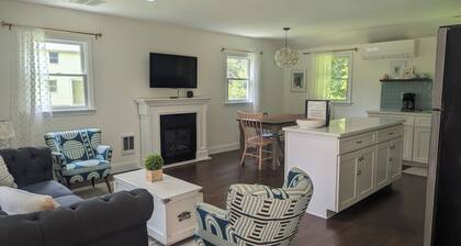 Tranquil 1 bedroom cottage with King size bed & Fireplace in charming Bethel, CT