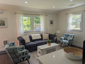 Älytelevisio, takka, kirjoja, tietokoneen näyttö