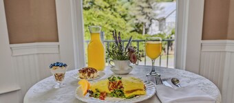 Bird Nest Suite In Town!- Inside the Grand Castalian Inn B&B