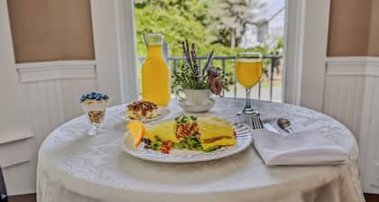 Appalachian Suite In Town!- The Grand Castalian Inn B&B
