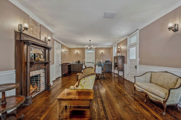 Een televisie en een filmbibliotheek