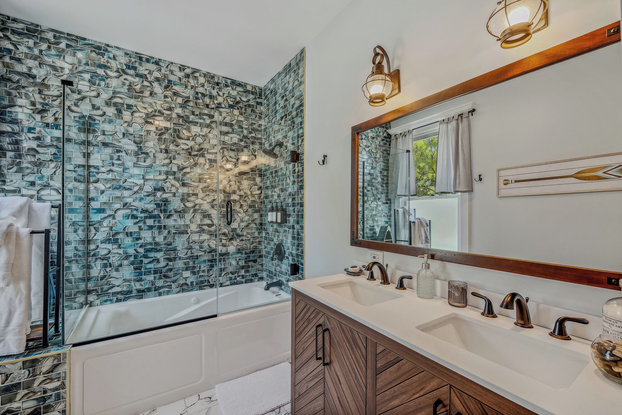 按摩浴缸、吹风机、毛巾