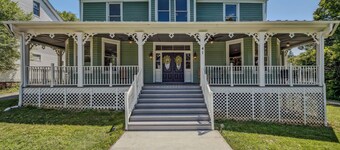 River Retreat Suite In Town!- Inside The Grand Castalian Inn B&B