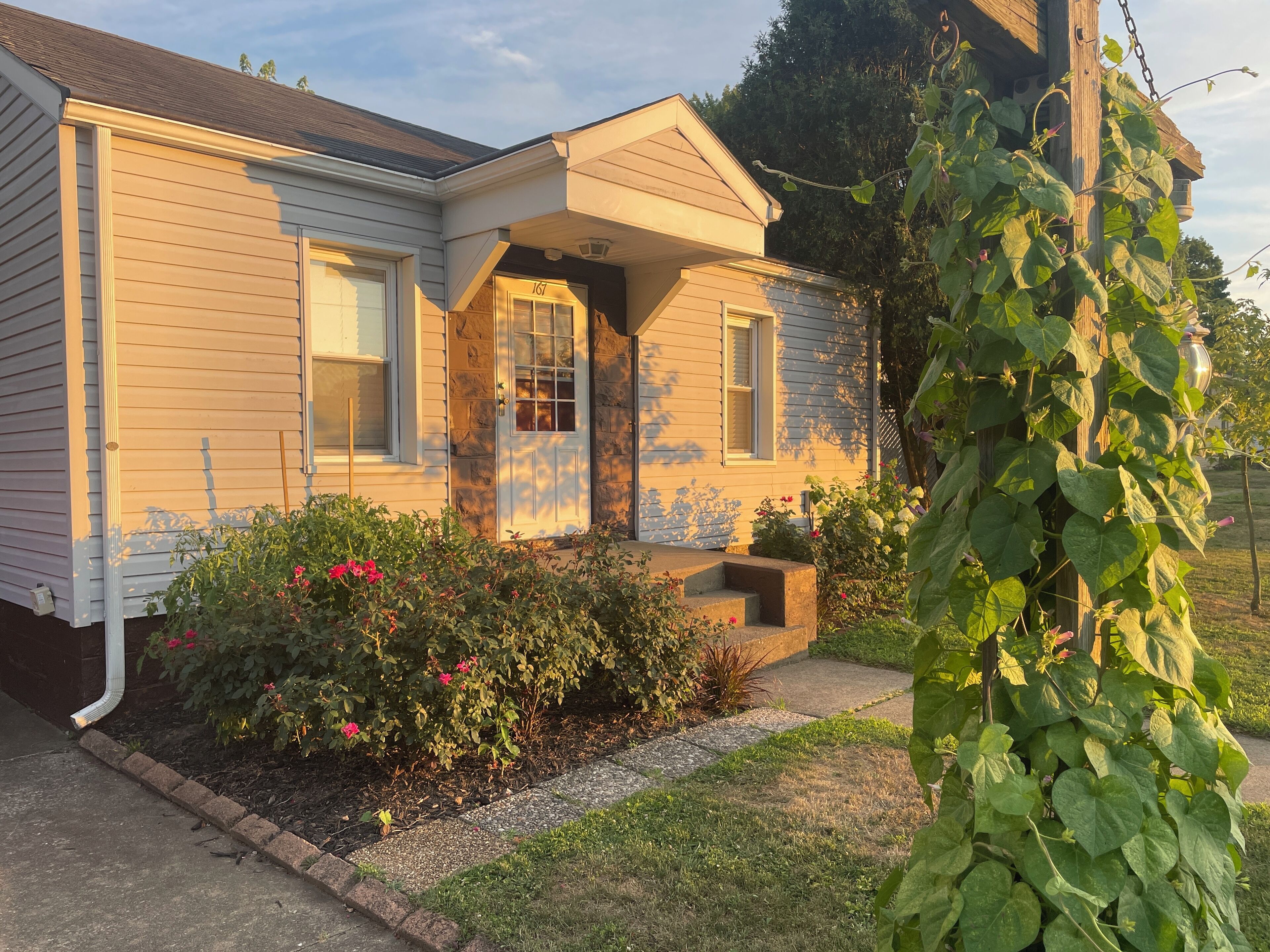 Charming 1-bdrm pet friendly home in New Philadelphia  with AC and fenced yard