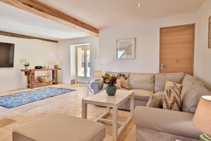 Living area - Experience luxury and tranquility at our exquisite gîtes,10 minutes from Cognac. (ST. Sulpice de Cognac)