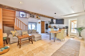 Living area - Experience luxury and tranquility at our exquisite gîtes,10 minutes from Cognac. (ST. Sulpice de Cognac)