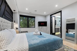 4 ห้องนอน, โต๊ะทำงาน, เตารีด/โต๊ะรีดผ้า, Wi-Fi ฟรี