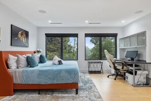 4 bilik tidur, meja, seterika/papan seterika, Wi-fi percuma 