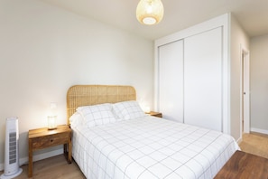2 slaapkamers, een strijkplank/strijkijzer, internet, beddengoed