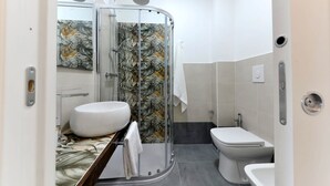 A modern bathroom with a glass shower enclosure, a toilet, and a sink. - MaryGiò - Blue Room (Salerno)