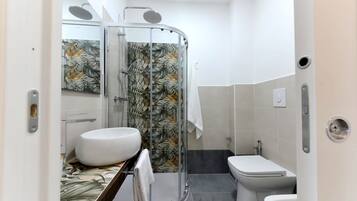 Doccia, bidet, asciugamani, sapone