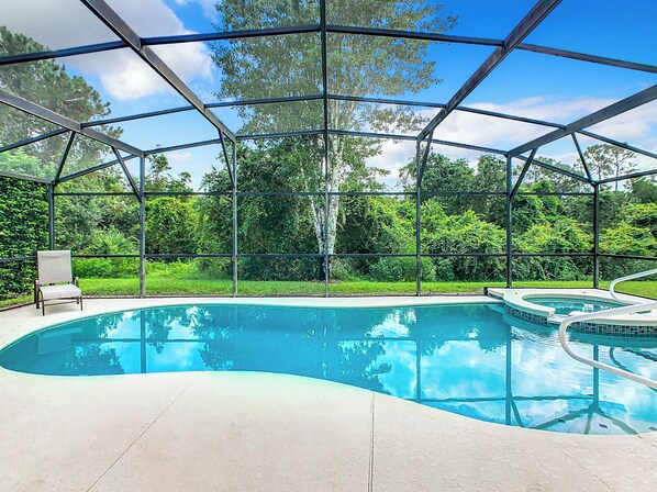 Una piscina al aire libre, una piscina climatizada