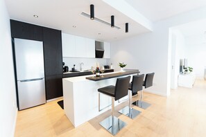 Kühlschrank, Mikrowelle, Ofen, Herdplatte