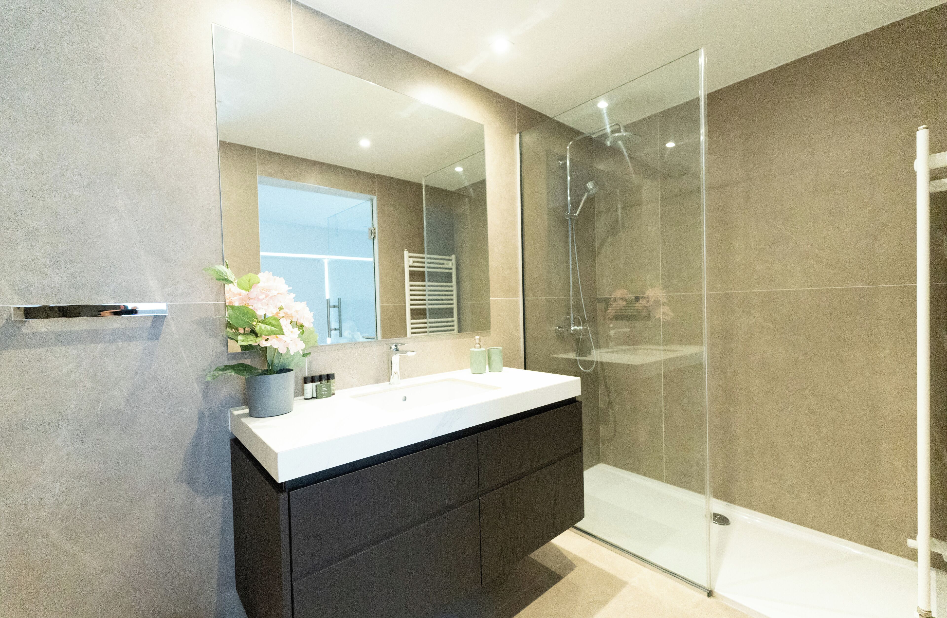 Douche, serviettes fournies, savon, shampoing