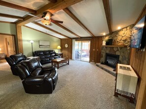 Een smart-tv en een open haard