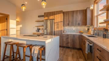 Een koelkast, een magnetron, een oven, een kookplaat