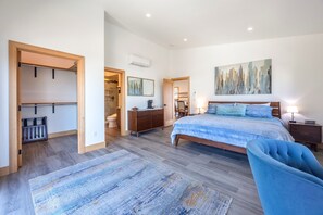 4 bedrooms, desk, iron/ironing board, travel cot
