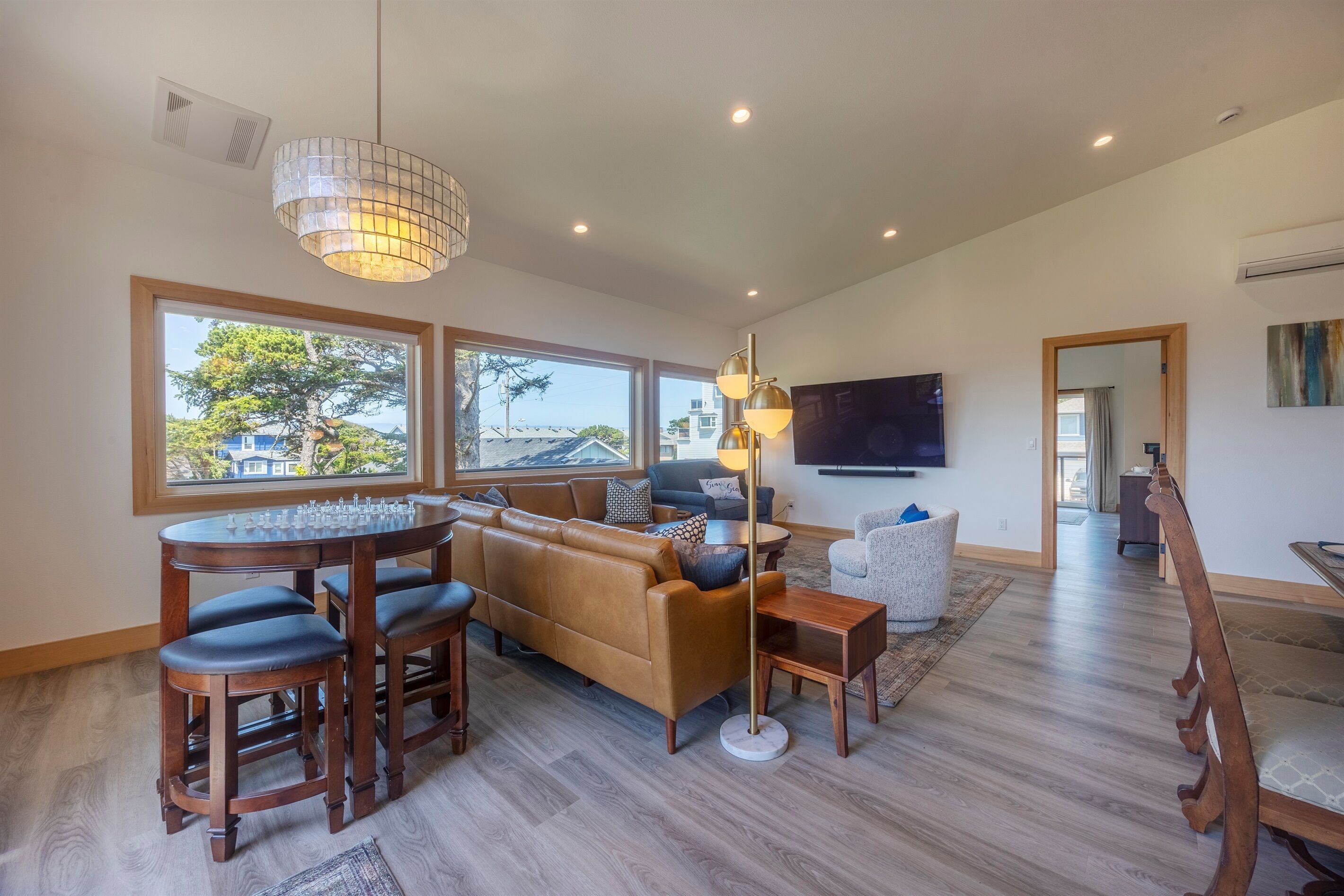 Een dvd-speler, tafelvoetbal en een tafeltennistafel