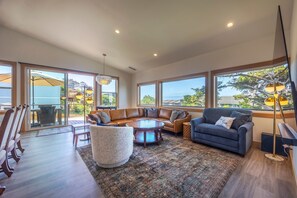 DVD player, table football, ping pong - Steps to Beach | Hot Tub + Game Room | Sleeps 11 (Lincoln City)