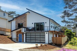 Exterior - Steps to Beach | Hot Tub + Game Room | Sleeps 11 (Lincoln City)