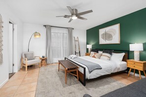 3 habitaciones, escritorio y tabla de planchar con plancha