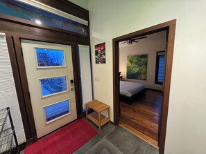 3 bedrooms, desk, iron/ironing board, WiFi - Perfect location! Downtown Beach & Ski Pad w/hot tub in the heart of Sandpoint. (Sandpoint)