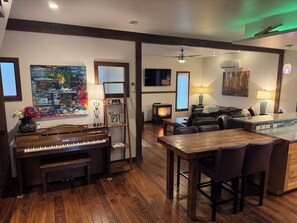 Interior - Perfect location! Downtown Beach & Ski Pad w/hot tub in the heart of Sandpoint. (Sandpoint)