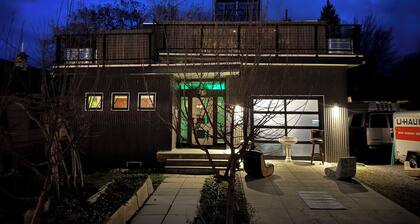 Perfect location! Downtown Beach & Ski Pad w/hot tub in the heart of Sandpoint.