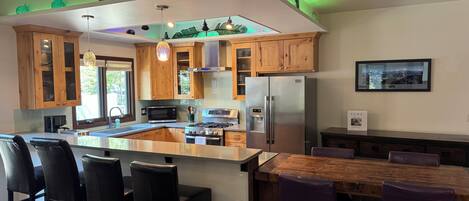 冷蔵庫、電子レンジ、オーブン、コンロ