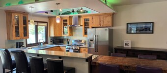 Perfect location! Downtown Beach & Ski Pad w/hot tub in the heart of Sandpoint.