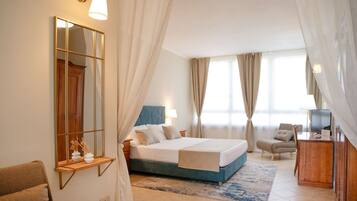 Design Quadruple Room, Hill View | Individually decorated, soundproofing