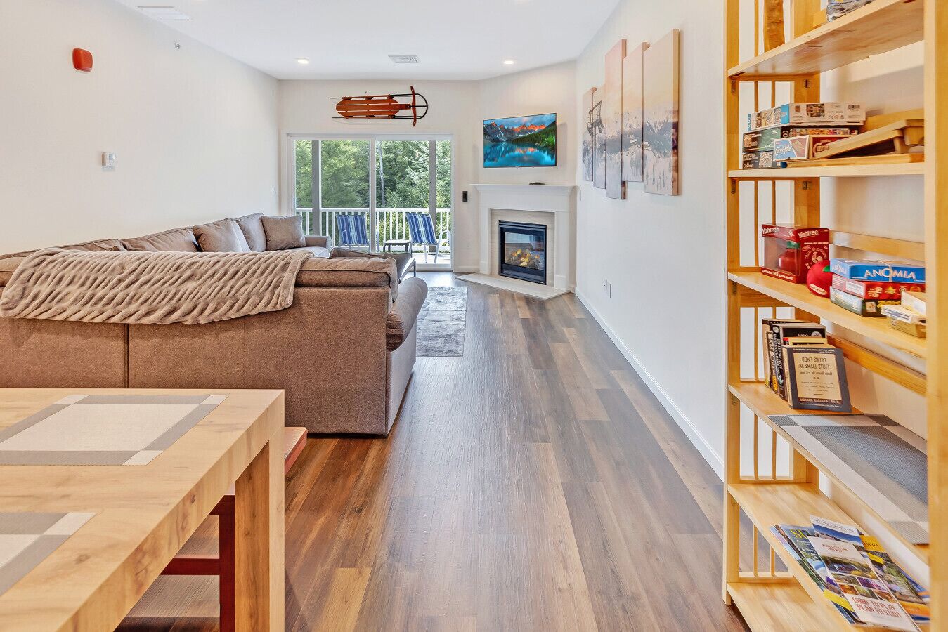 Televisie en een open haard