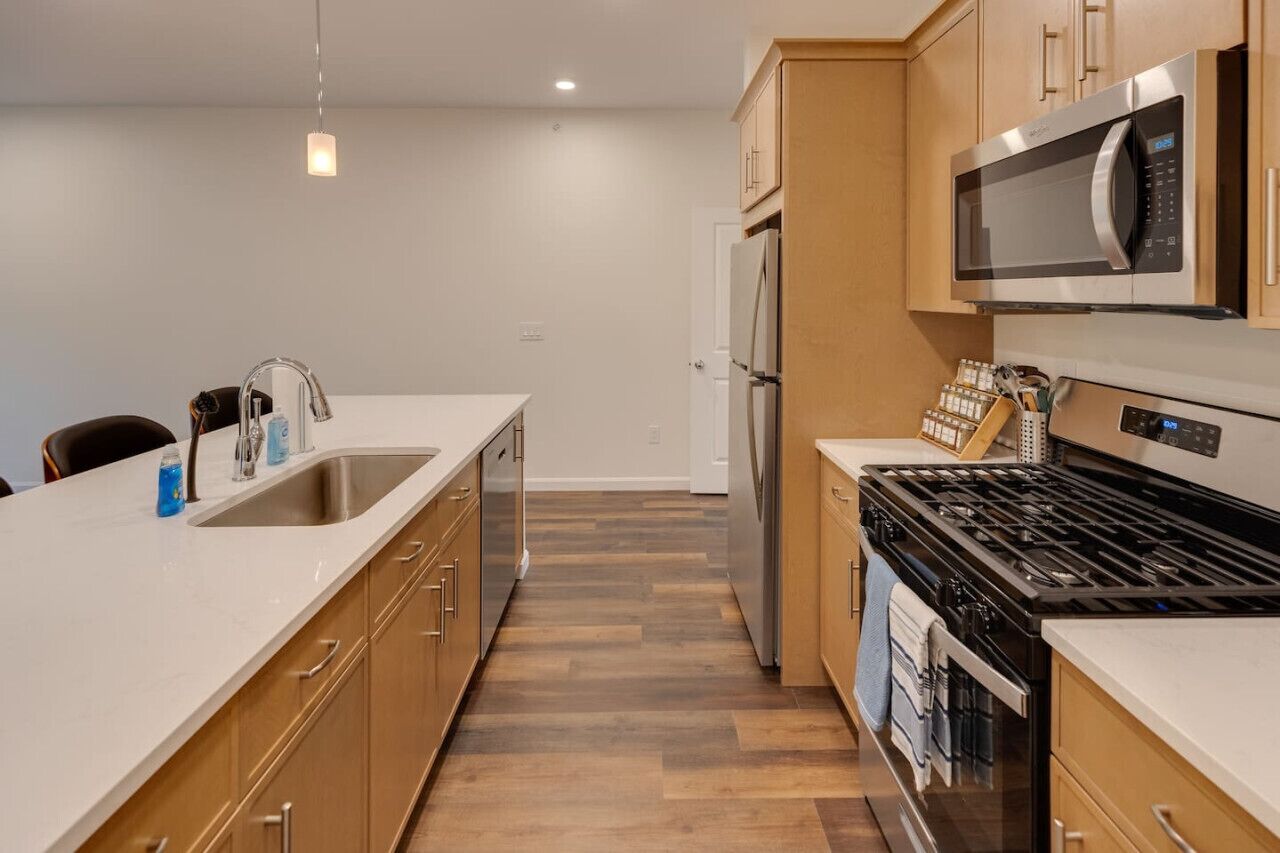 Kylskåp, mikrovågsugn, ugn och spishäll