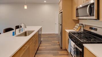 Kylskåp, mikrovågsugn, ugn och spishäll