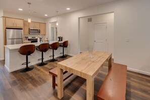 Dining - Dog Friendly-Amenities-Shuttle! (Lincoln)