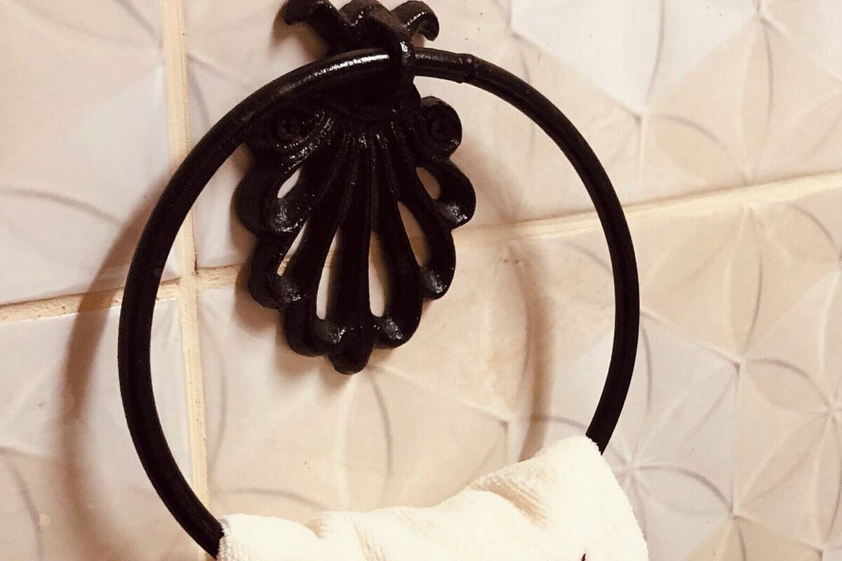Combined shower/bathtub, deep-soaking bathtub, rainfall showerhead