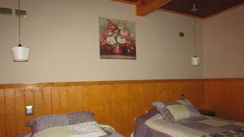 Studio Basic, 2 Tempat Tidur Twin, pemandangan halaman | Seprai antialergi dan didekorasi berbeda-beda