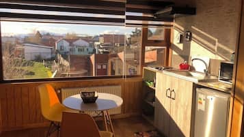 Frigobar, parrilla de estufa, utensilios de cocina y comedor