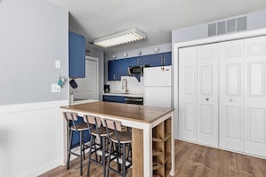 Stovetop, dishwasher, coffee/tea maker, cookware/dishes/utensils - Tide Together,  Updated 2Bdrm 2 Ba Condo/Outdoor & Indoor Pools/Close to Beach (Ocean City)