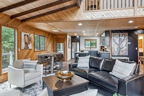 Fernseher, Kamin, Bücher