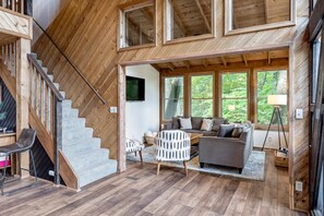 Fernseher, Kamin, Bücher