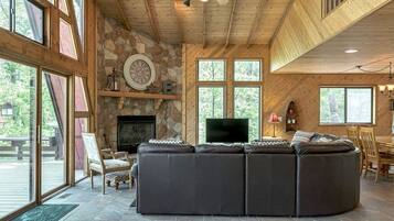 Télévision, cheminée, chaßne hi-fi