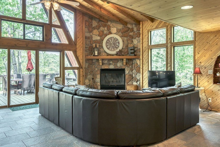 Tarnhouse Chalet | Dock + Fireplace - Innsbrook, MO