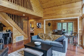 Fernseher, Kamin, Stereoanlage