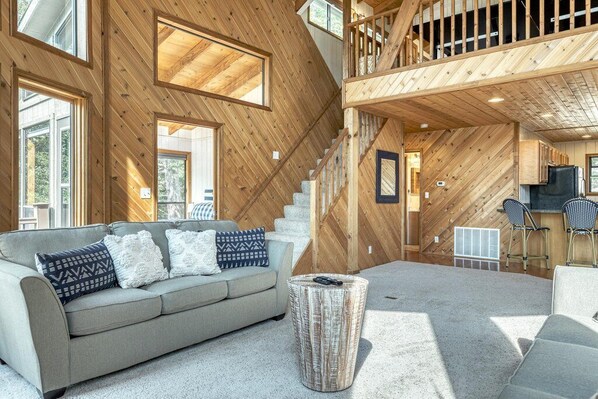 Smart TV, fireplace, table tennis - Linden Lakefront Retreat with Kayaks by StayLage (Innsbrook)