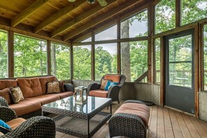 Smart TV, fireplace - Grendel Grove Getaway (Innsbrook)
