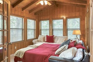 3 bedrooms, desk, free WiFi, bed sheets