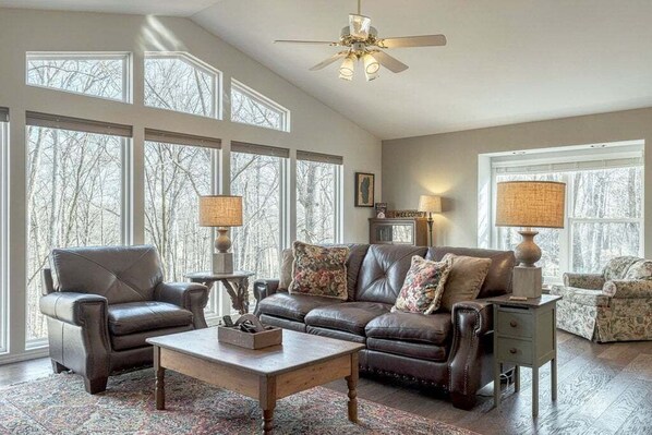 TV, fireplace - Innsbrook Woodland View Home (Innsbrook)