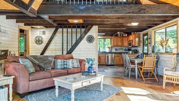 Televisión, chimenea y estéreo