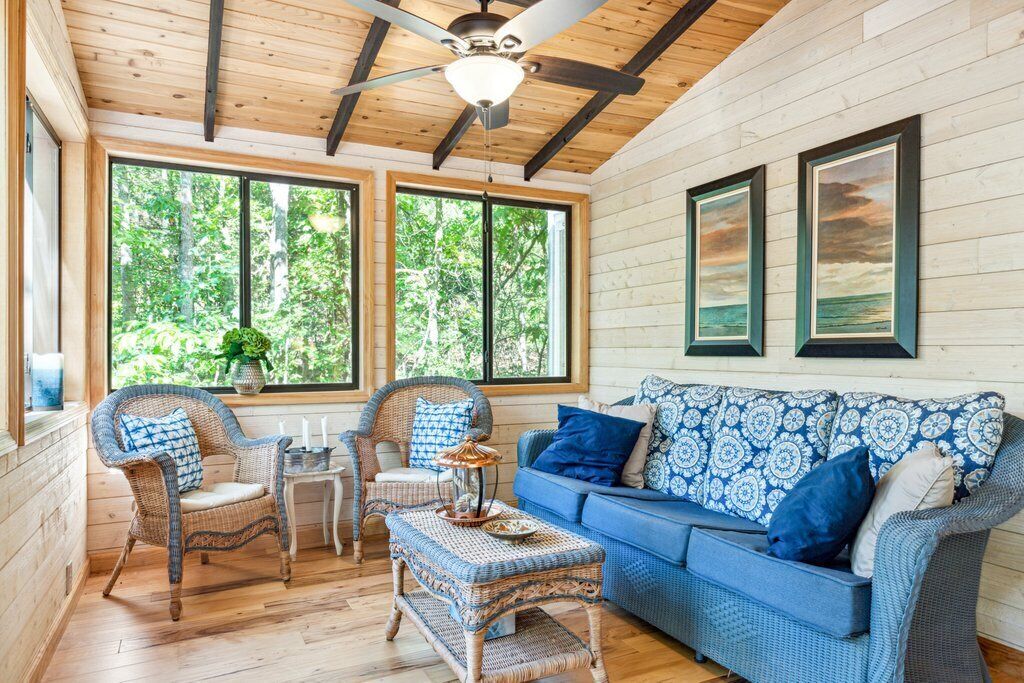 Televisión, chimenea y estéreo 